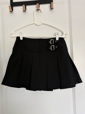 HALARA Black Pleated Mini Skirt with Buckle Detail